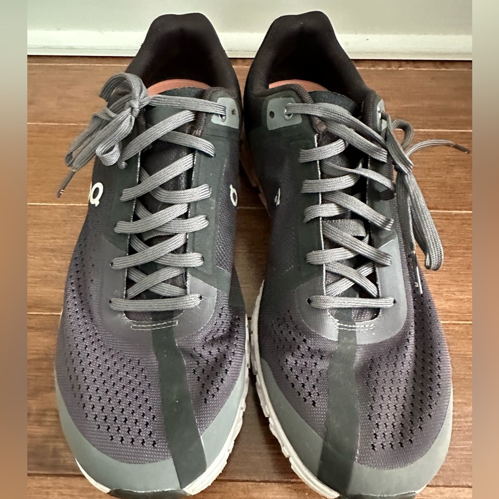 On Cloudflow Women’s Sneaker Sz 9